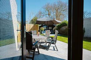 Bungalow on Holiday Park De Klepperstee Ouddorp