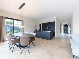 Beautiful Water Villa Near Harderwijk