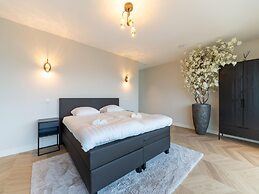 Beautiful Water Villa Near Harderwijk