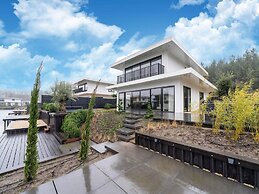 Beautiful Water Villa Near Harderwijk