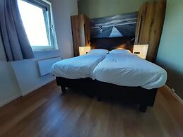 2 new Modern Homes Located Next to Each Other