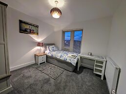 Charming 4-bed House in Newport
