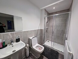 Charming 4-bed House in Newport