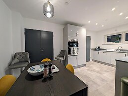 Charming 4-bed House in Newport