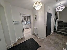 Charming 4-bed House in Newport