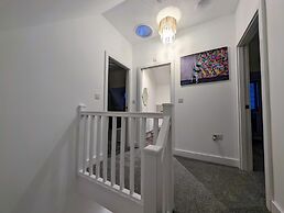 Charming 4-bed House in Newport