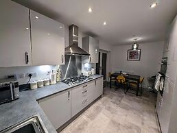 Charming 4-bed House in Newport
