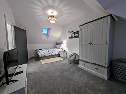 Charming 4-bed House in Newport