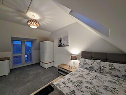 Charming 4-bed House in Newport