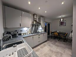 Charming 4-bed House in Newport