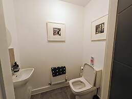Charming 4-bed House in Newport