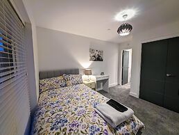 Charming 4-bed House in Newport