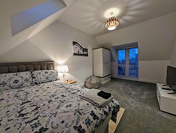 Charming 4-bed House in Newport