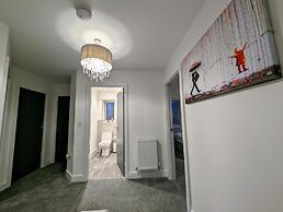 Charming 4-bed House in Newport