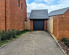 Charming 4-bed House in Newport