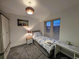 Charming 4-bed House in Newport