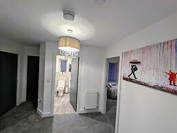Charming 4-bed House in Newport