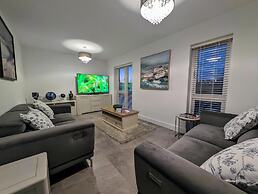 Charming 4-bed House in Newport