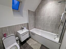 Charming 4-bed House in Newport