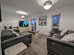 Charming 4-bed House in Newport