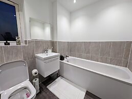 Charming 4-bed House in Newport