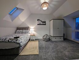 Charming 4-bed House in Newport