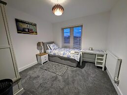 Charming 4-bed House in Newport