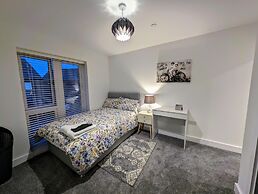 Charming 4-bed House in Newport