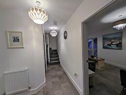 Charming 4-bed House in Newport