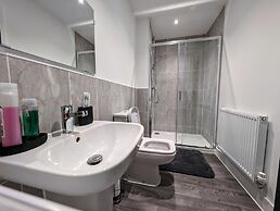 Charming 4-bed House in Newport