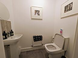 Charming 4-bed House in Newport
