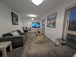 Charming 4-bed House in Newport