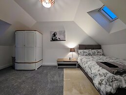 Charming 4-bed House in Newport