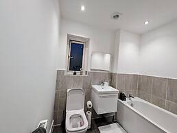 Charming 4-bed House in Newport