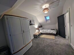 Charming 4-bed House in Newport