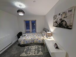 Charming 4-bed House in Newport