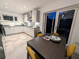 Charming 4-bed House in Newport