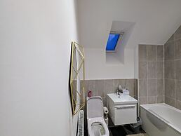 Charming 4-bed House in Newport