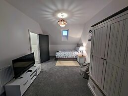 Charming 4-bed House in Newport