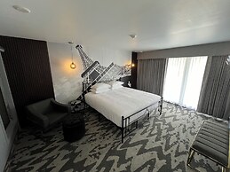 Lighthouse Inn & Suites