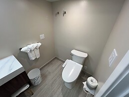 Lighthouse Inn & Suites