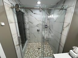 Lighthouse Inn & Suites
