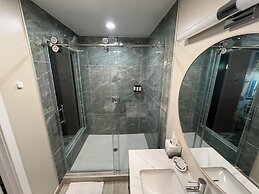 Lighthouse Inn & Suites