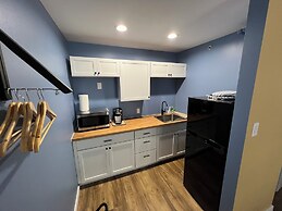 Lighthouse Inn & Suites