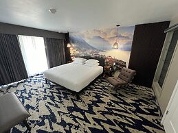 Lighthouse Inn & Suites