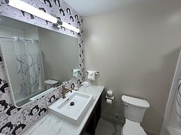 Lighthouse Inn & Suites