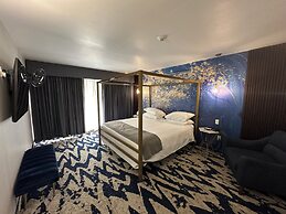 Lighthouse Inn & Suites