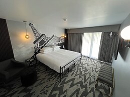 Lighthouse Inn & Suites