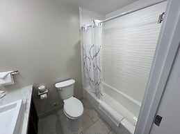 Lighthouse Inn & Suites
