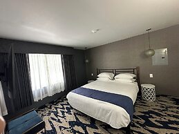 Lighthouse Inn & Suites